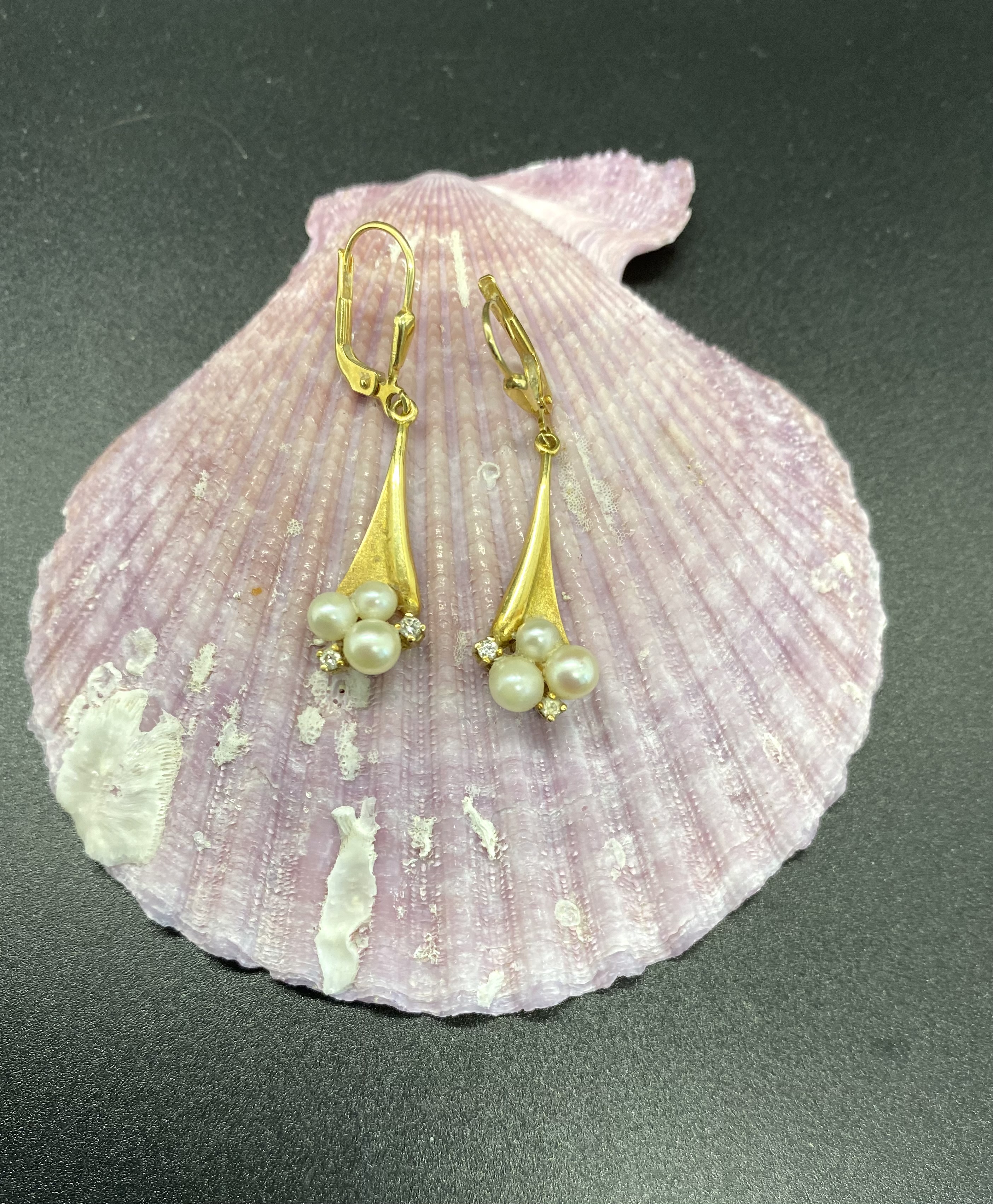 Ohrringe aus Gold mit Perlen und Glassteinen