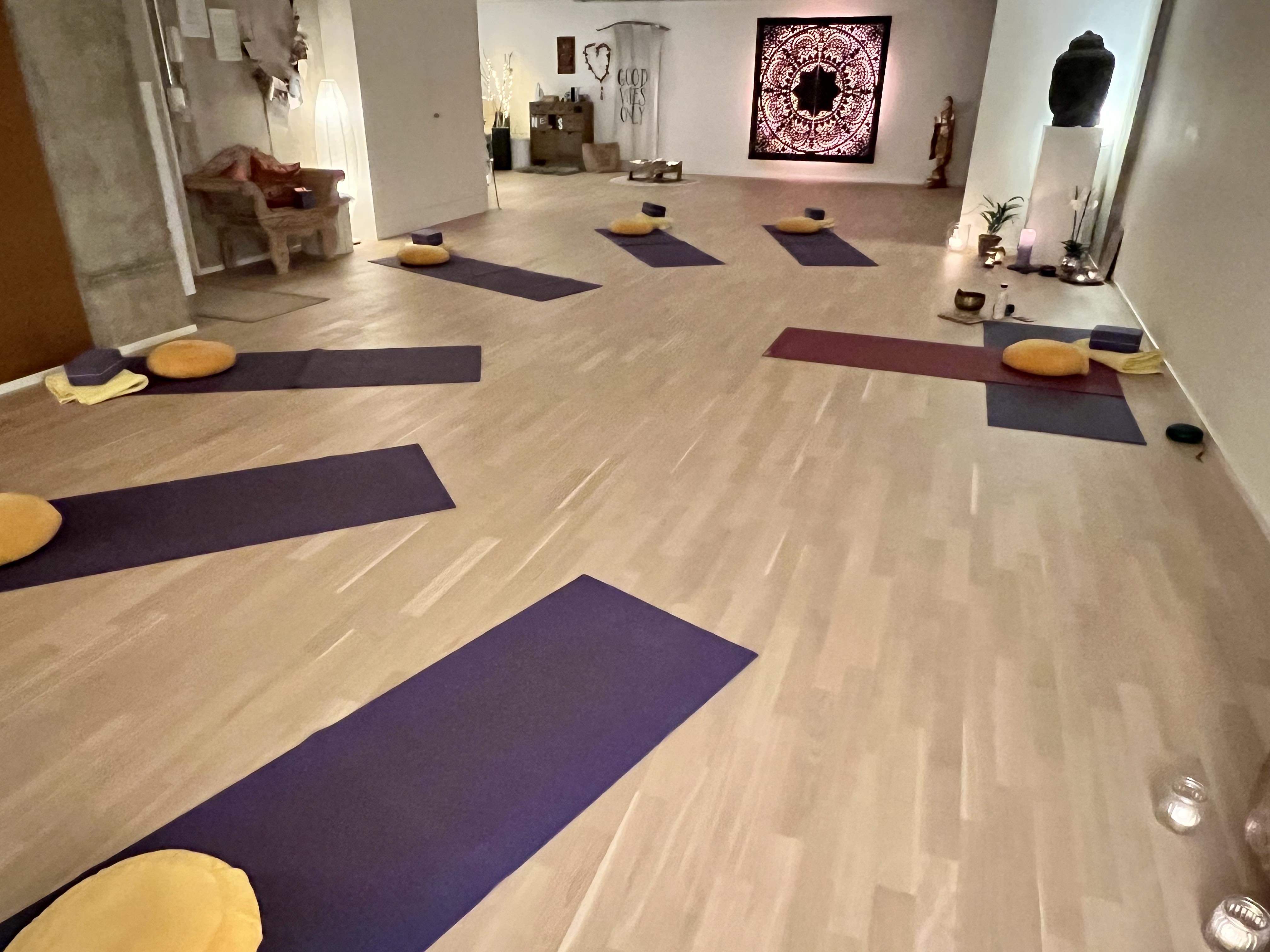 Yoga Fällanden Studio, Flow & Vinyasa Klasse, montags 19:30-21:00