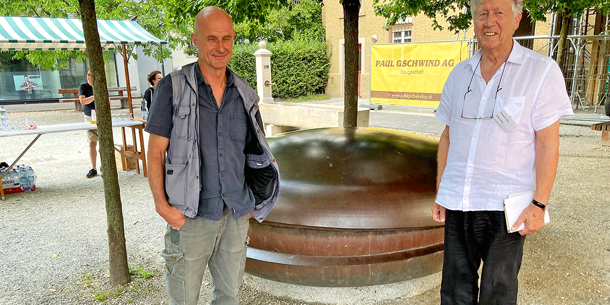 Die Skulptur «Leben» am neuen Standort