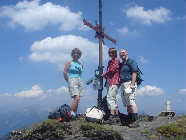 Wir freuen uns beim Gipfelkreuz des Kleinen Trieb (im Gailtal) über den herrlichen Rundumblick.