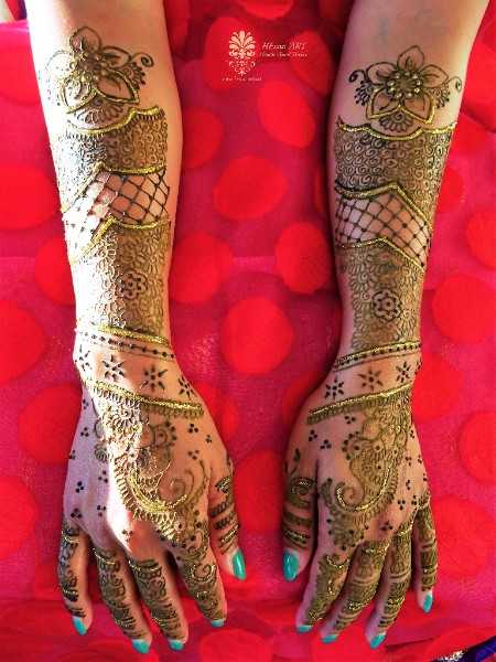 moderne indische Henna Verzierung im floralen und Netzstil, mit Glitzergel verziert
