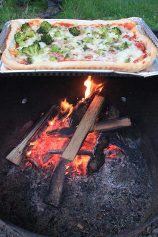 Pizza über dem Feuer...