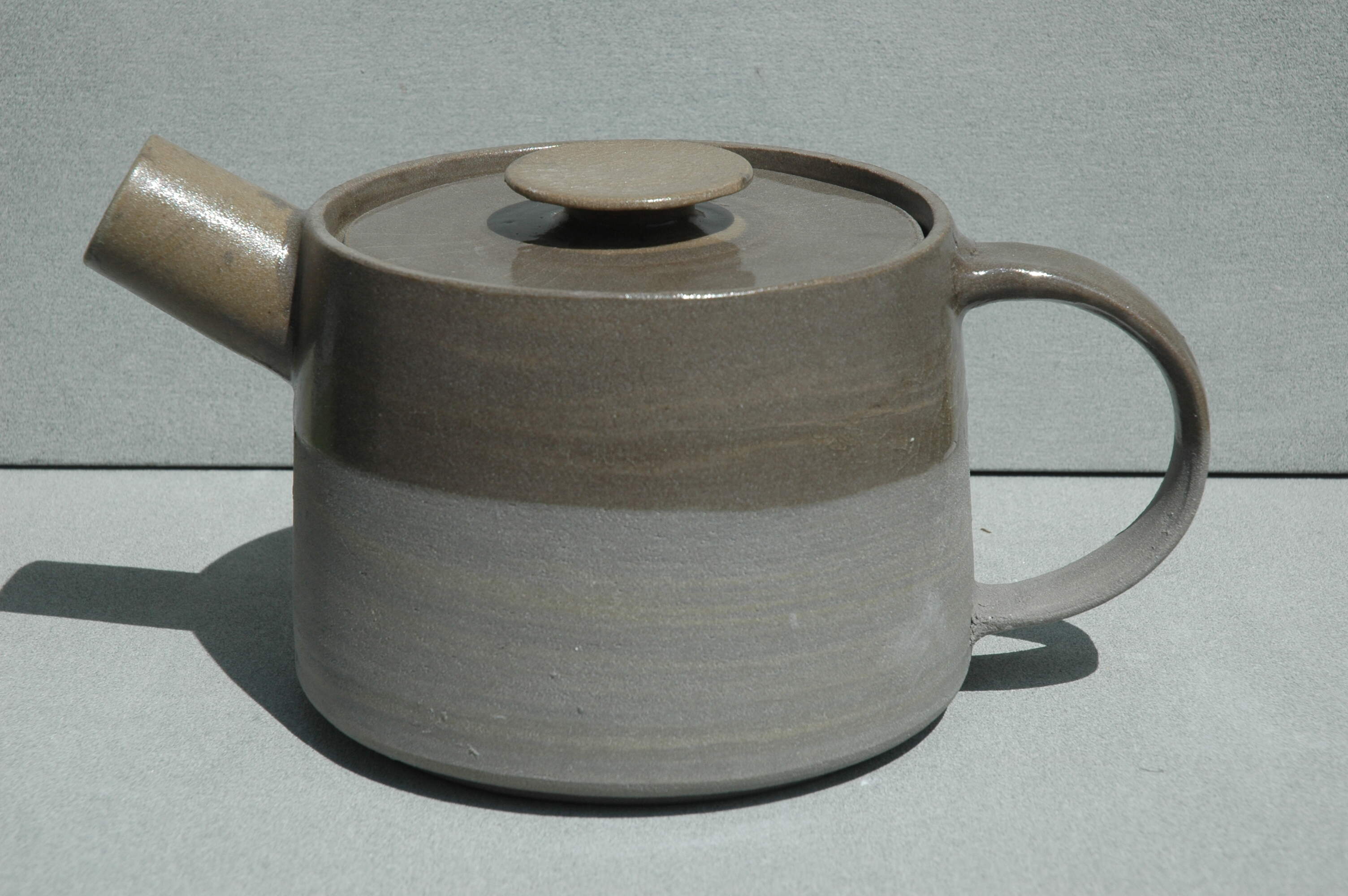 B. grauer Ton:  Teekrug Steinzeug
