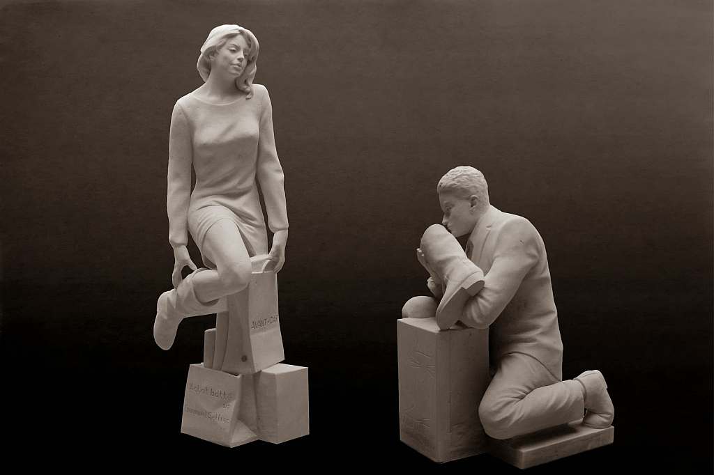 Skulptur Mann und Frau und Stiefel