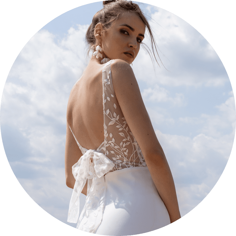 Schlichtes, elegantes Brautkleid mit zarter Spitze