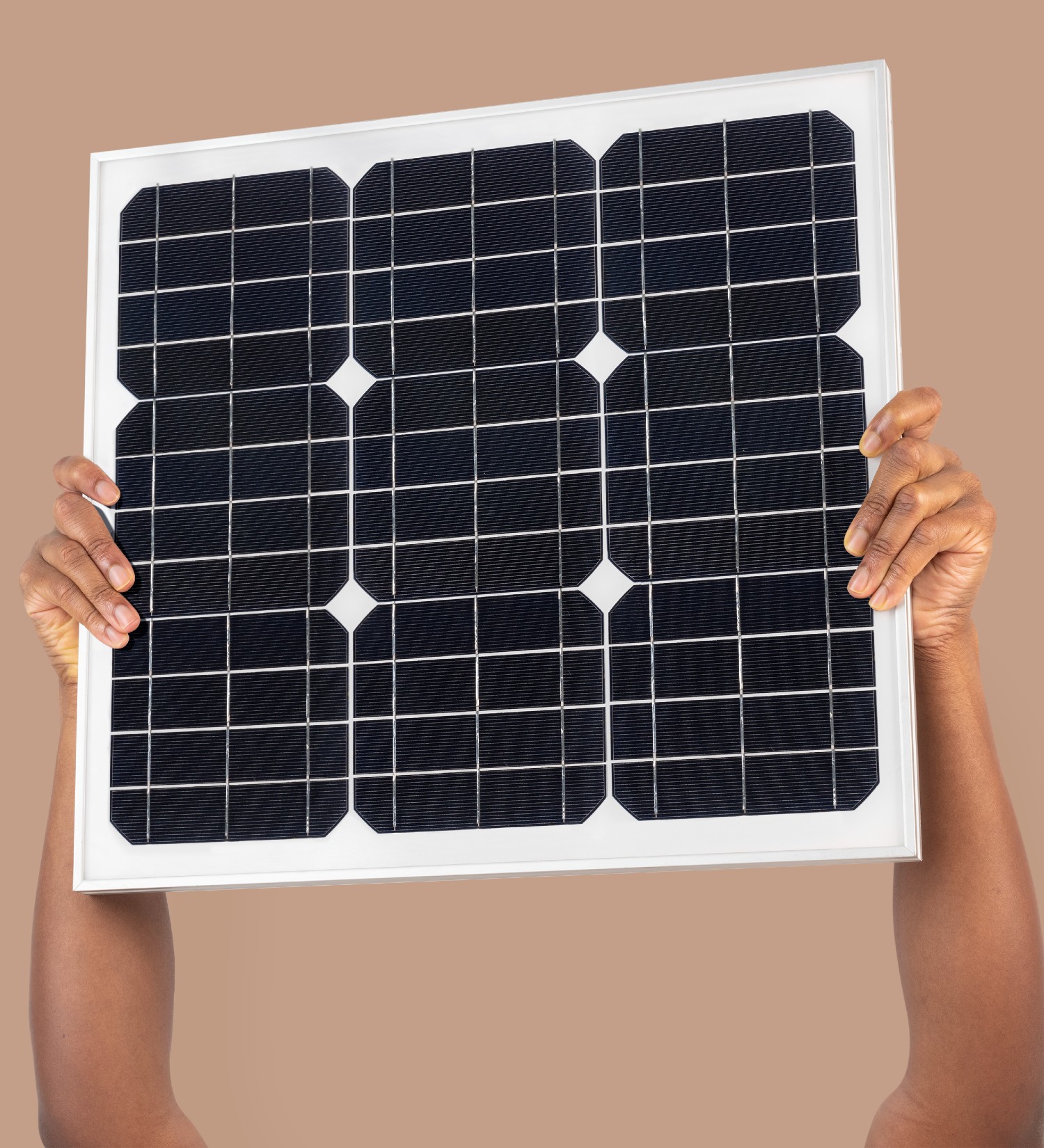 Ein Solar Panel wird von einer afrikanischen Person in die Höhe gehalten