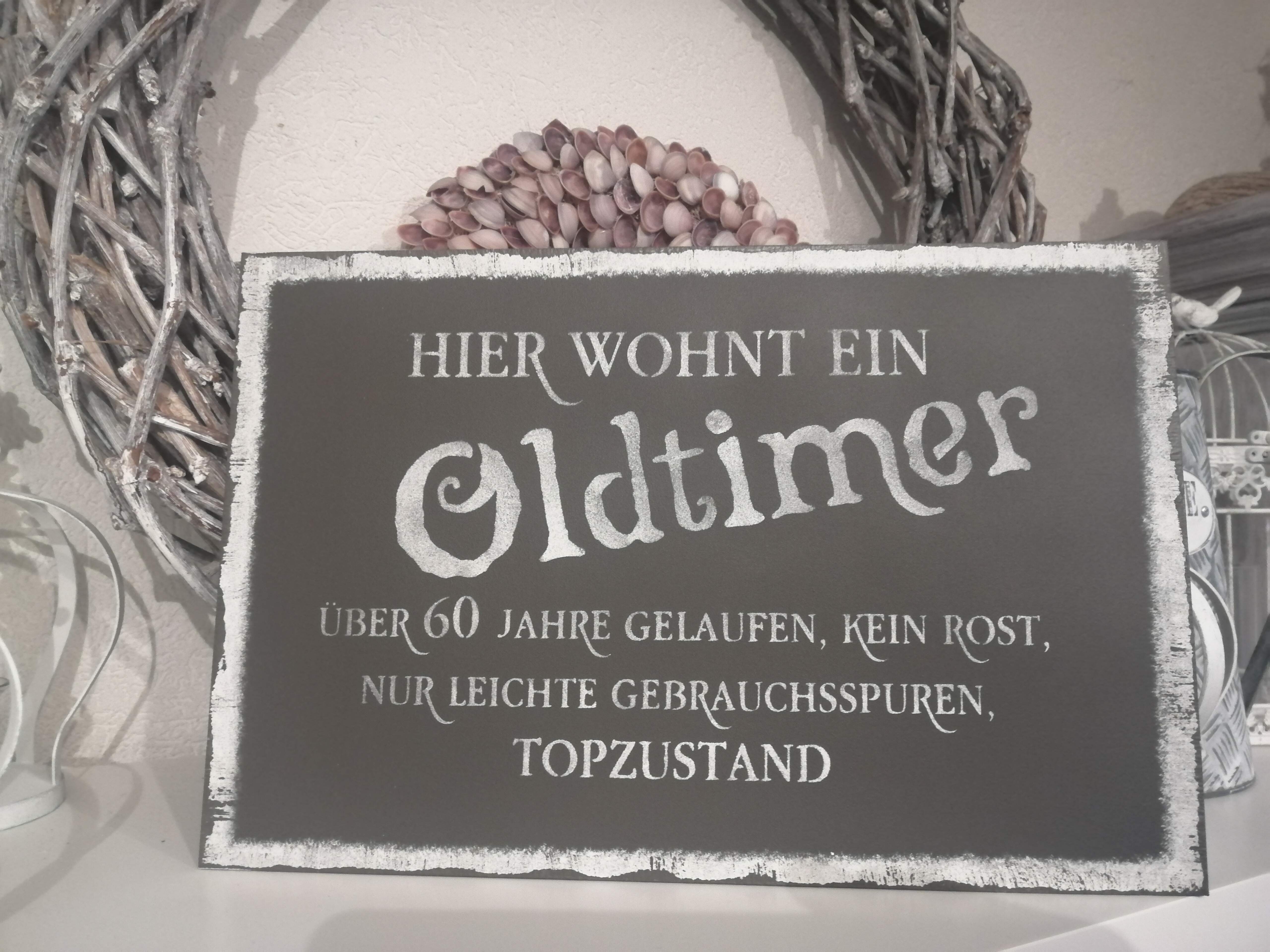 Holzschild " Hier wohnt ein Oldtimer" Masse: 25x38cm