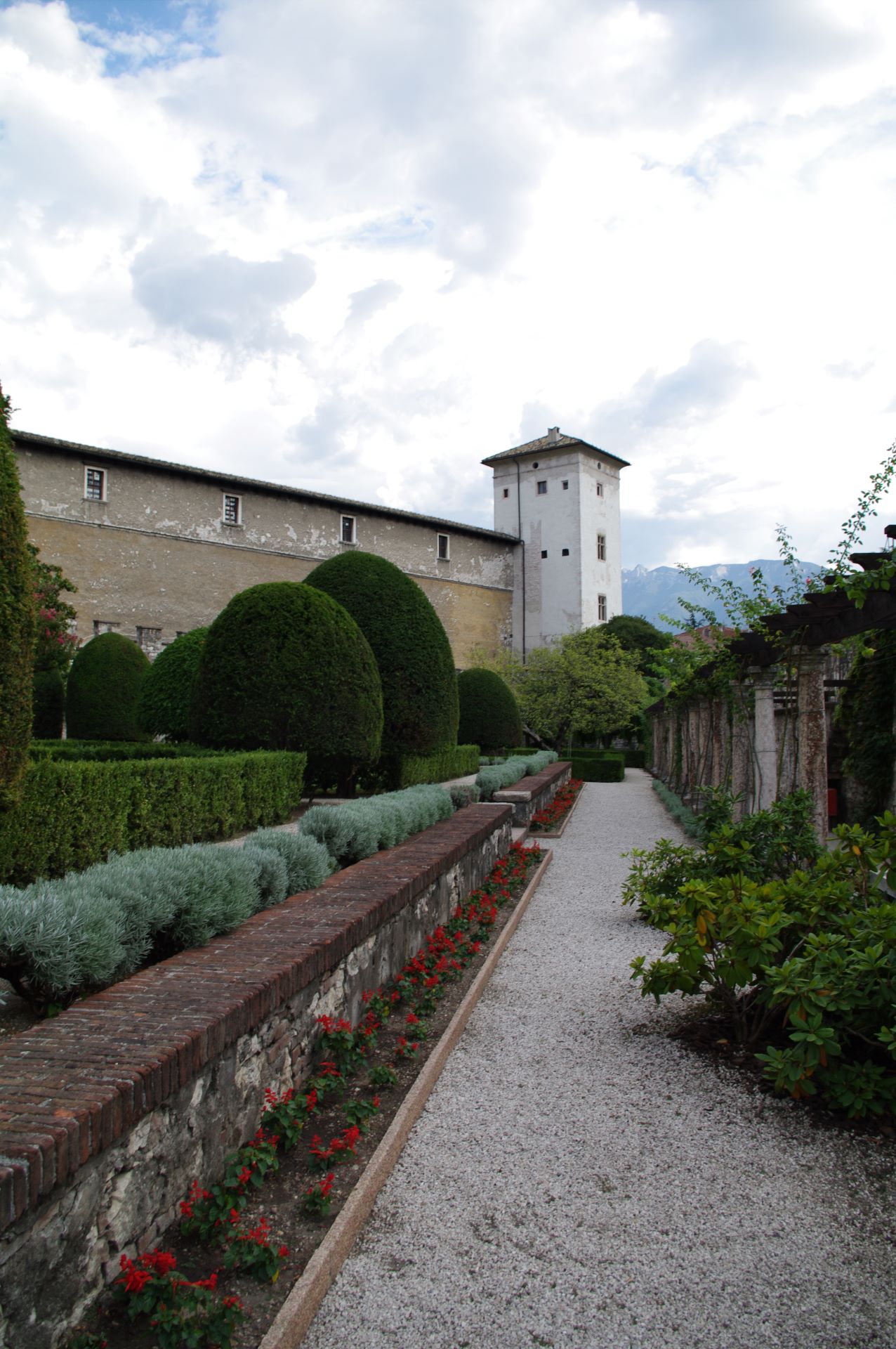 Zum Schloss gehört auch der Torre Aguila