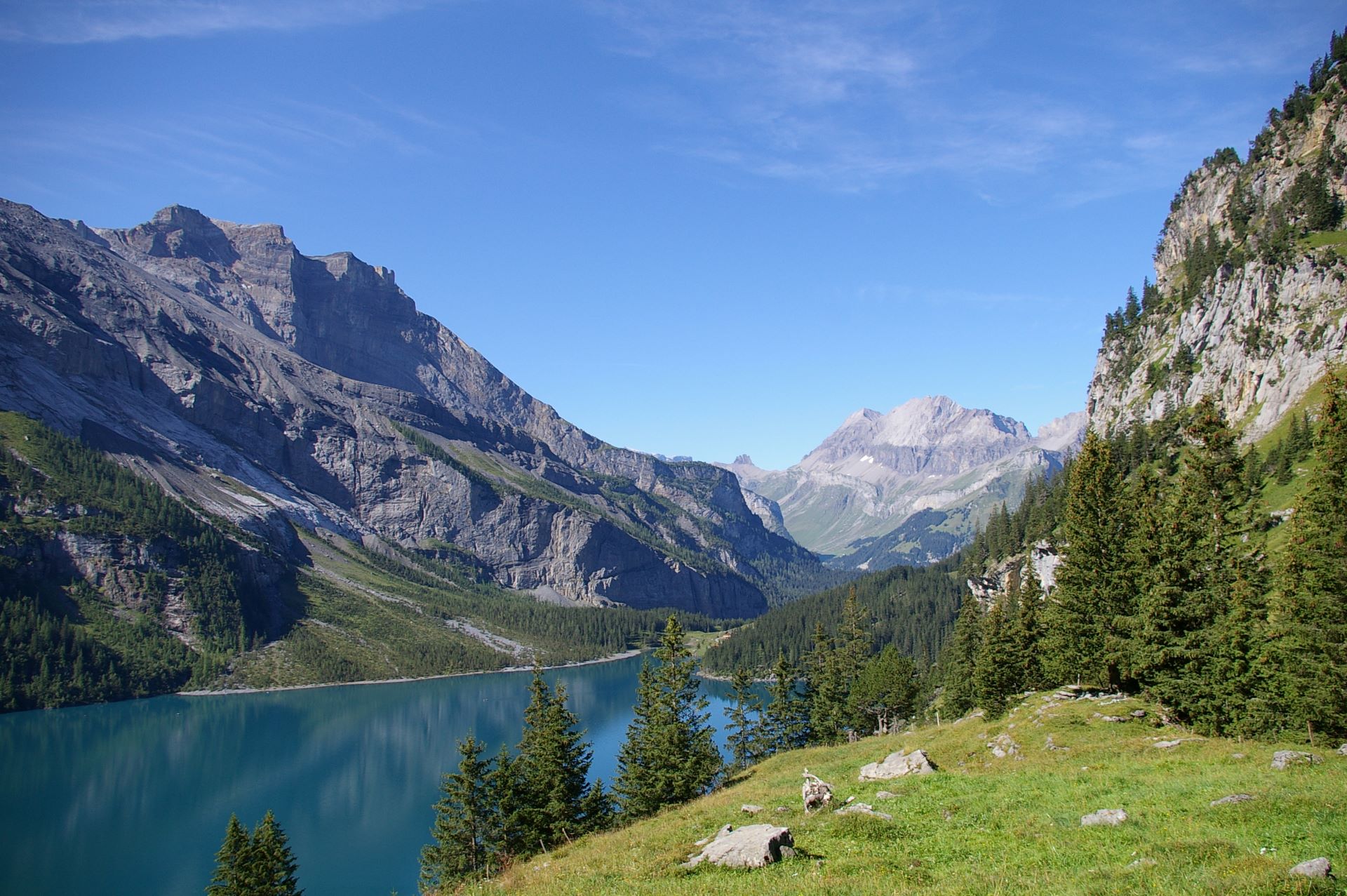 Der Höhenunterschied zum Oeschinensee wird mit jedem Schritt grösser