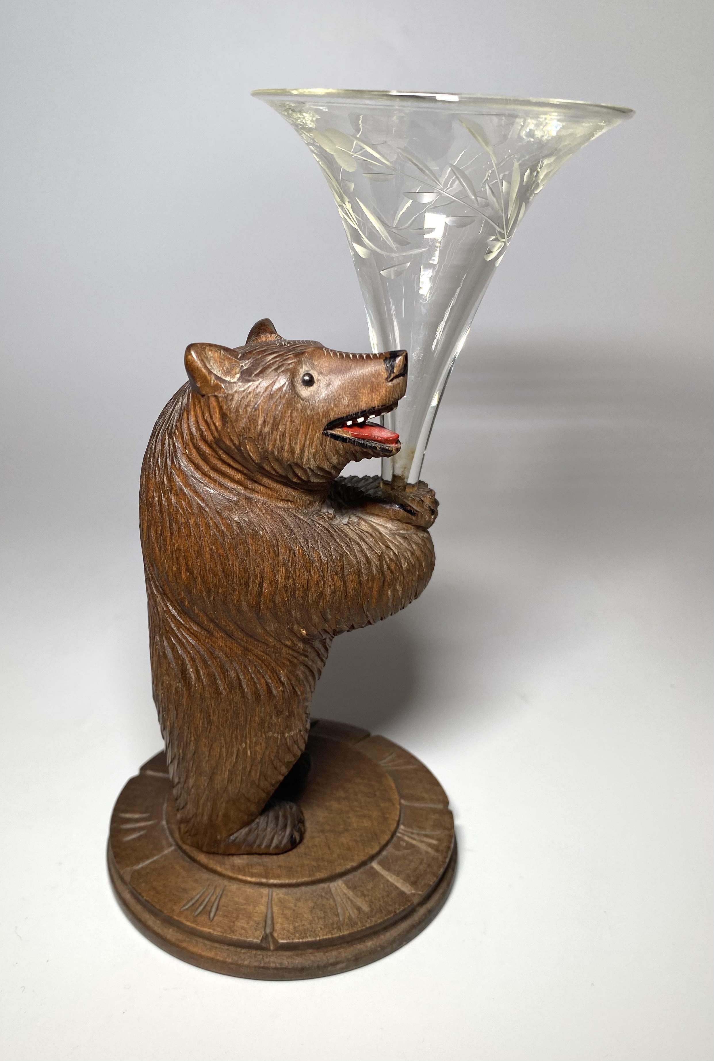Antiker Brienzer Bär geschnitzt mit geschliffenem Glas