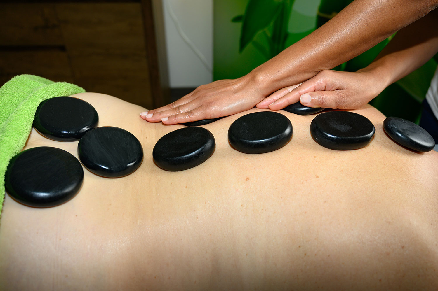 Hot Stone Massage für Tiefenentspannung und Rückenschmerzen