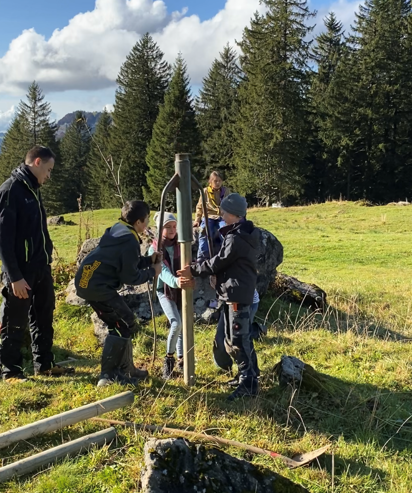 Mit Pfadi Wildmannli Bäume auf Toggenburger Alpen pflanzen