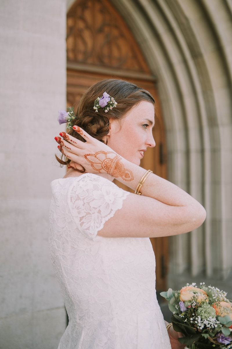 Auch für eher westliche Hochzeit ist eine Henna Hand ein wunderschönes Accessoire