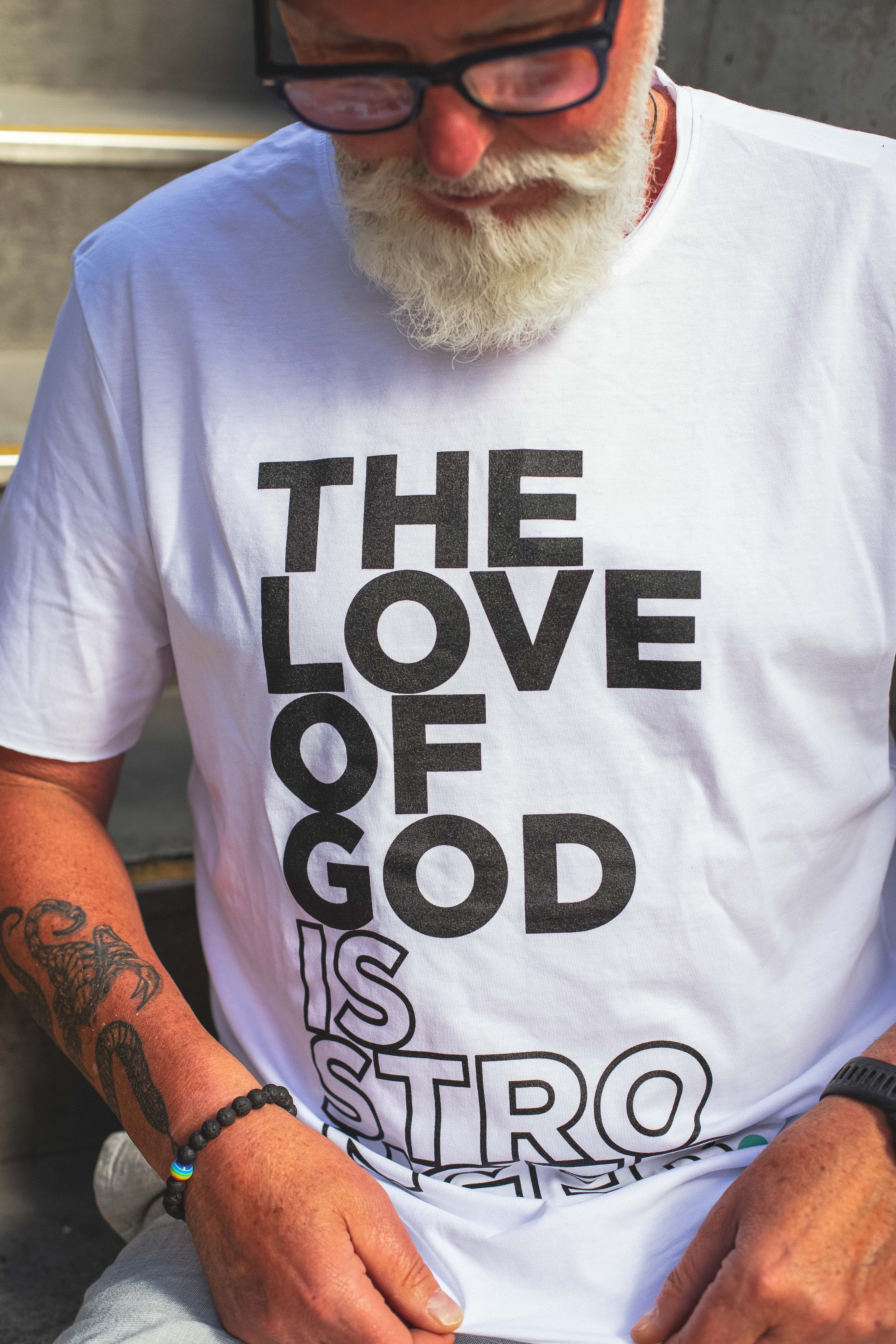 TLOGIS Imaginer THE LOVE OF GOD IS STRONGER.  T-Shirt weiß UNISEX