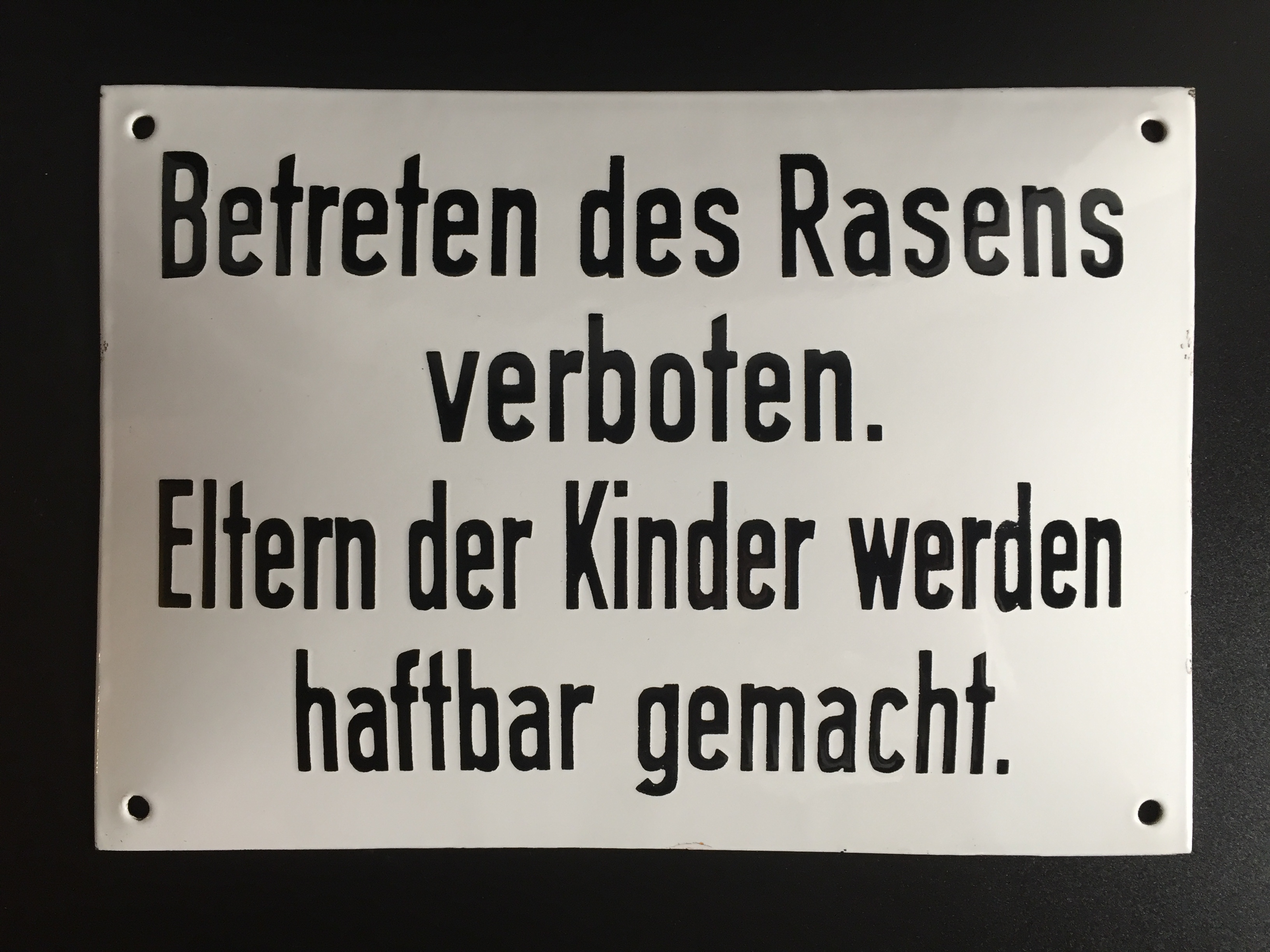 Altes Emailschild "Betreten des Rasens verboten" um ca.1920
