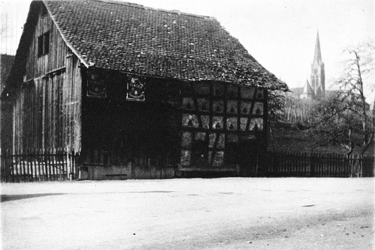 Die Scheune an der Steinstrasse. Im Hintergrund die Bühlkirche