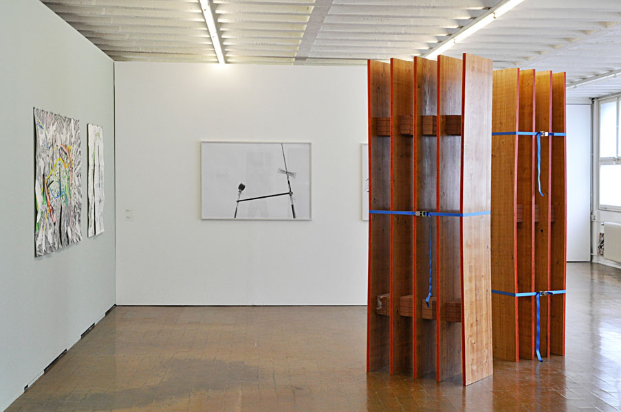 John Montagu, 2017, Schaltafeln, Backsteine, Zurrgurten, Höhe: 250 cm