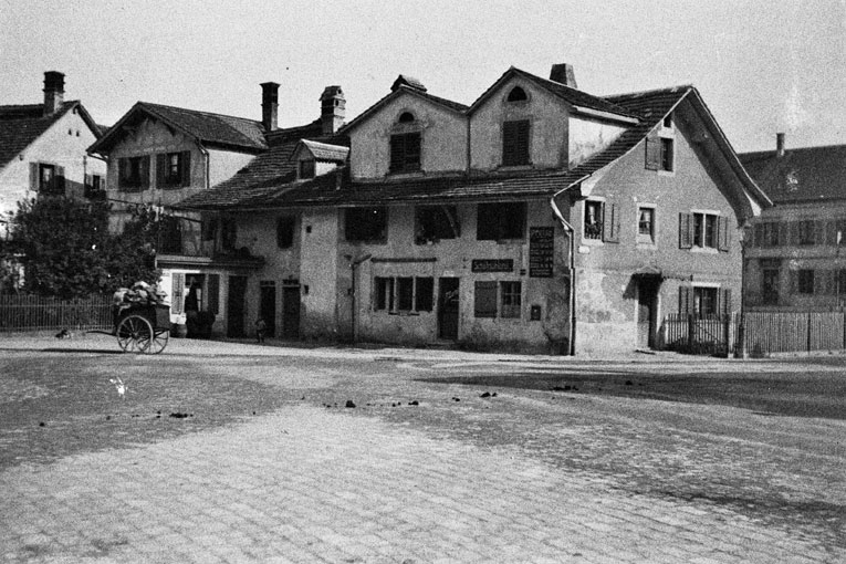 Schlossgasse 11/Gotthelfstrasse 54. Links Restaurant Schlosshof. Im Hintergrund rechts das Gotthelf-