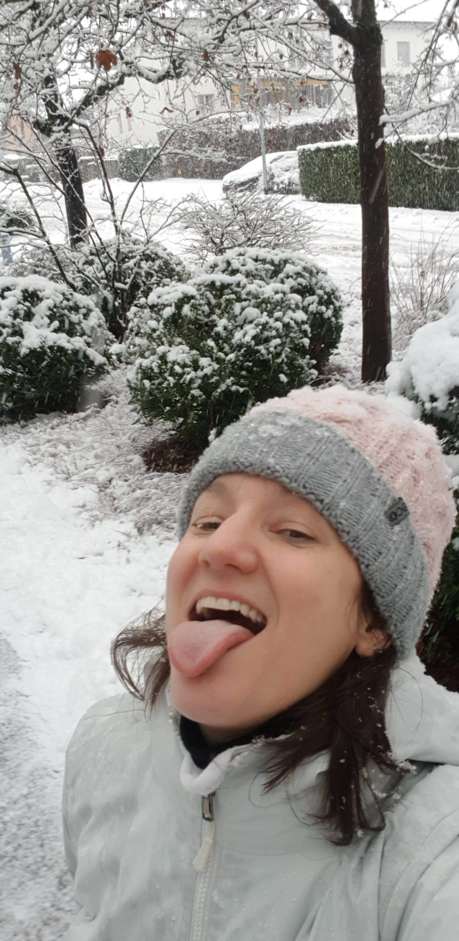Schneeflocken mit der Zunge einfangen, Kind sein, Freude