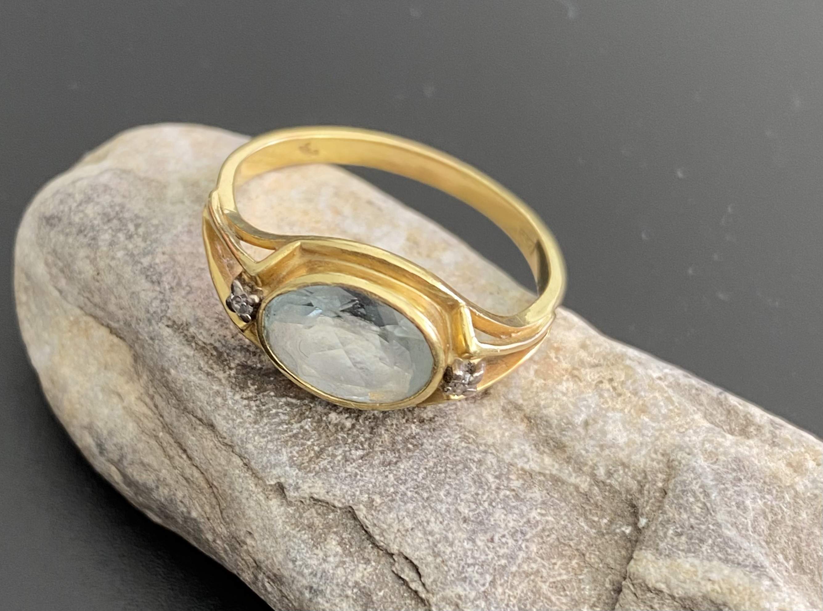 Gold (750er) Fingerring mit blauem Stein