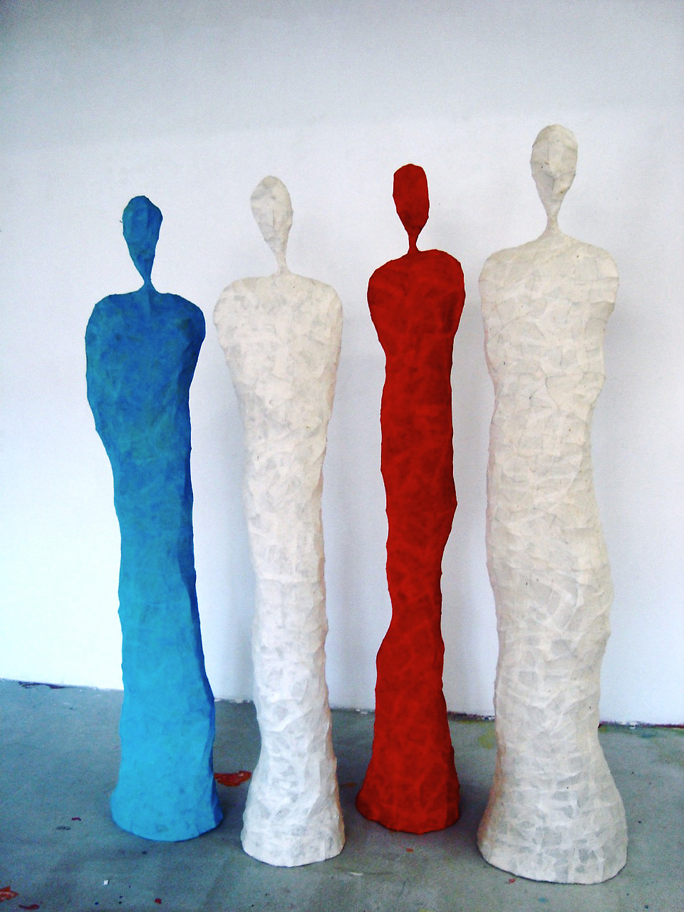 Figuren aus verzinktem Draht, Gaze und nepal. Papier, Höhe: ca. 170 cm