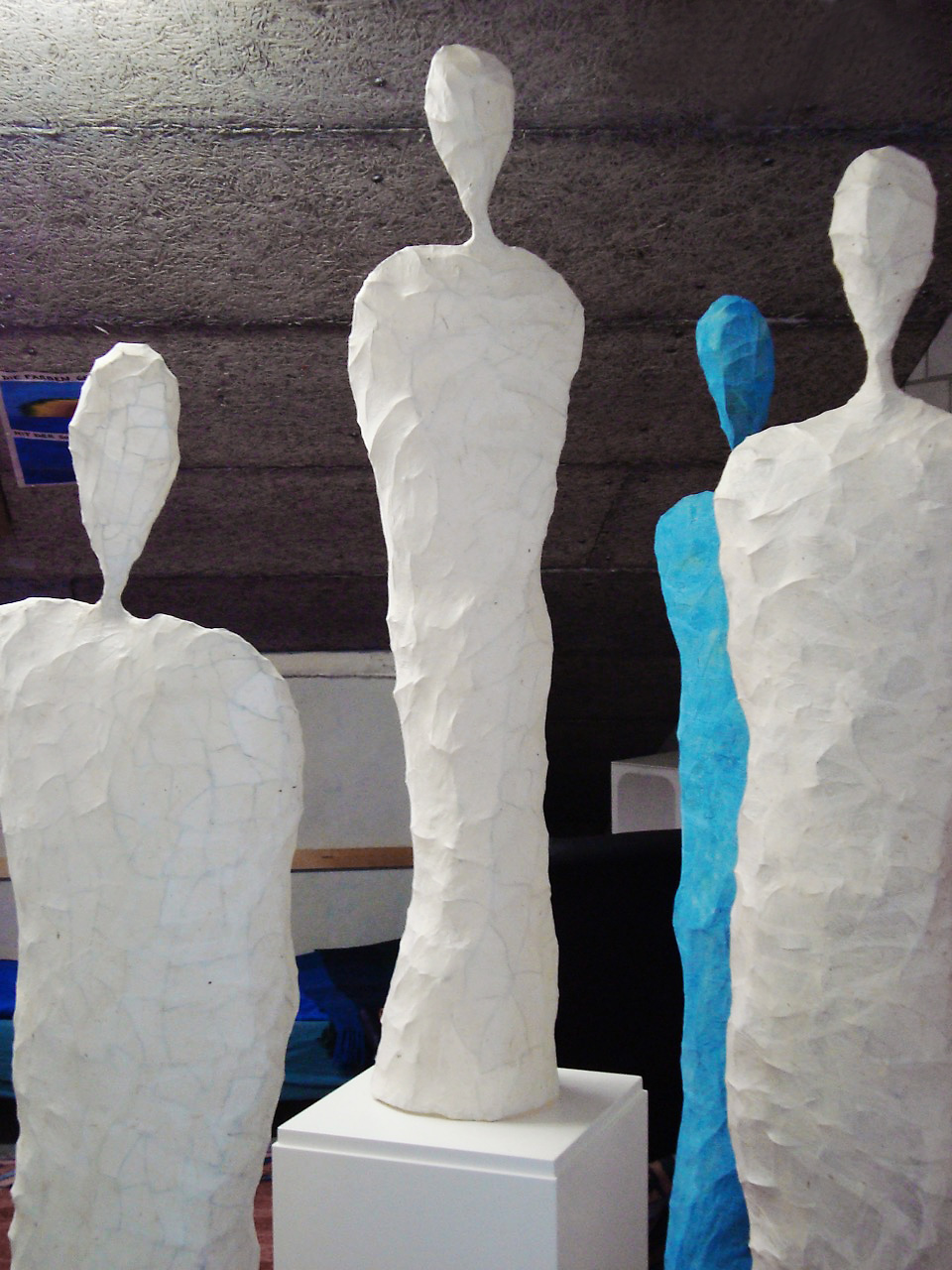 Figuren aus Draht, Gaze und Papier, teilweise übermalt, Höhe:
ca. 160 cm
