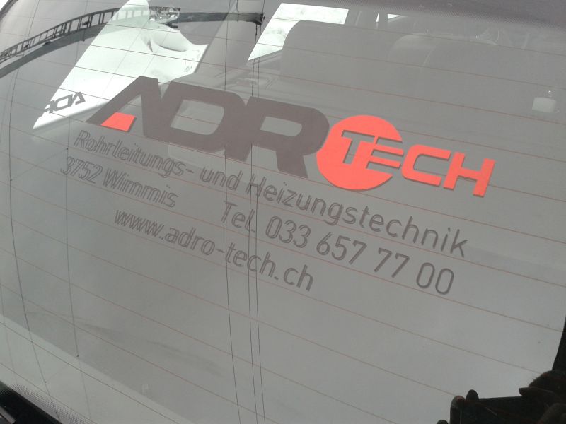 Fahrzeugbeschriftung_Heckscheibe_AdroTech