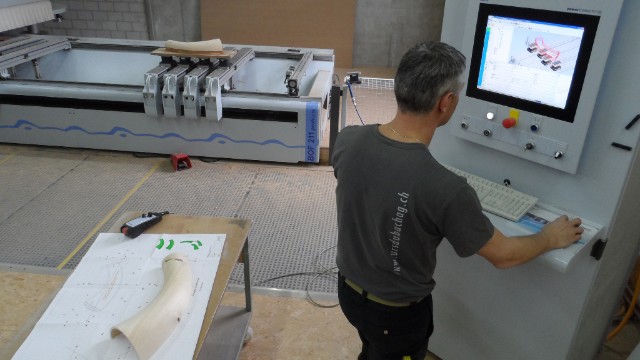Peter Huber, CNC Operator, an der Arbeit beim CNC Fräsen und CNC Bohren
