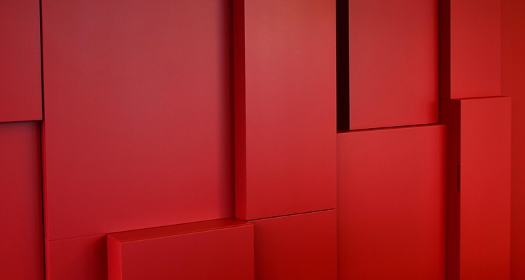 Roter Büro Schrank: Verspielte Anordnung der Schrankfronten mit Tiefenwirkung