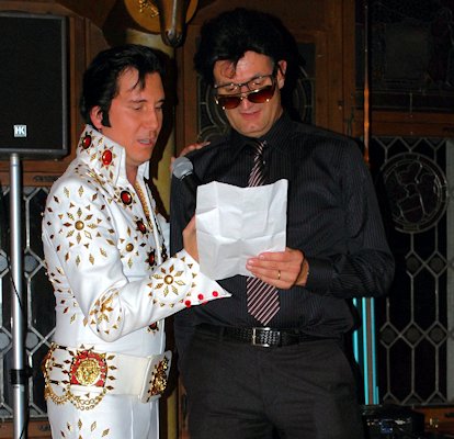 Elvis Imitator Tommy King an Geburtstagsfeier