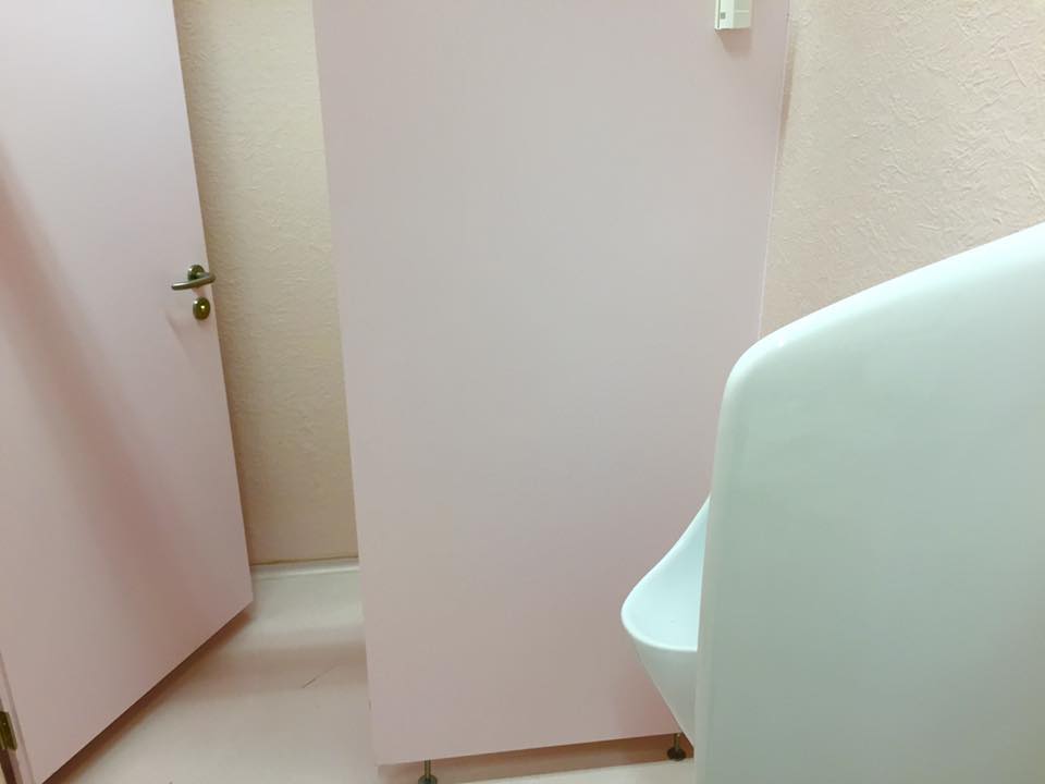 Ein leises Pink verschönert die Herrentoilette im Staatsarchiv Baselland...