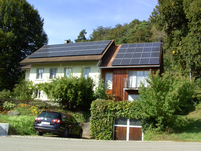 Module auf Bauernhaus und Laufstall. (Solarstrom wird auch für den Kühlraum der Obsternte genutzt.)