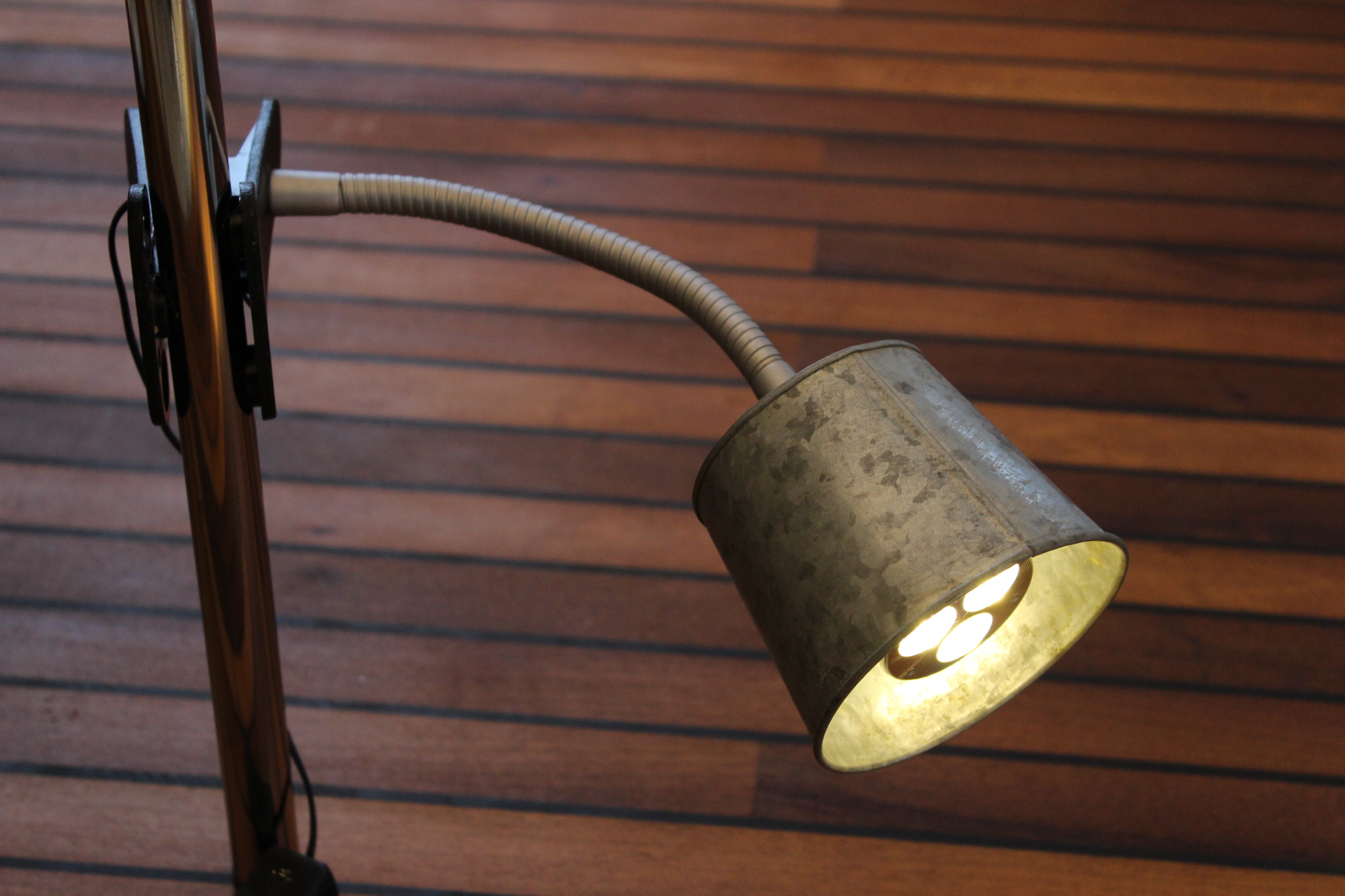 Regal-Anklemmlampe aus Blümenkübel