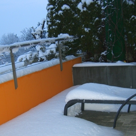 Wandgestaltung auf Terrasse mit Ziel durch orange Dispersionsfarbe einen Farbakzent zu setzen.