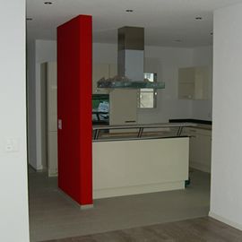 Säule mit roter Dispersion streichen. Ziel: Farbpunkt als verbindendes Element von Küche & Wohnraum.