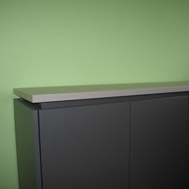 Hellgrün wirkende Farbe deckend streichen mit Ziel eines leicht und frisch wirkenden Offices.