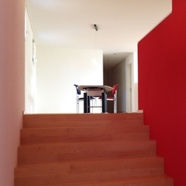 Eingangsbereich mit rotem Wandelement aufwerten mit dem Ziel einer einladenden Atmosphäre