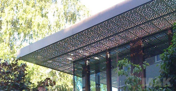 Fassadenuntersicht, Aluminiumelemente mit Birkenblatt-Motiv gestanzt & pulverbeschichtet