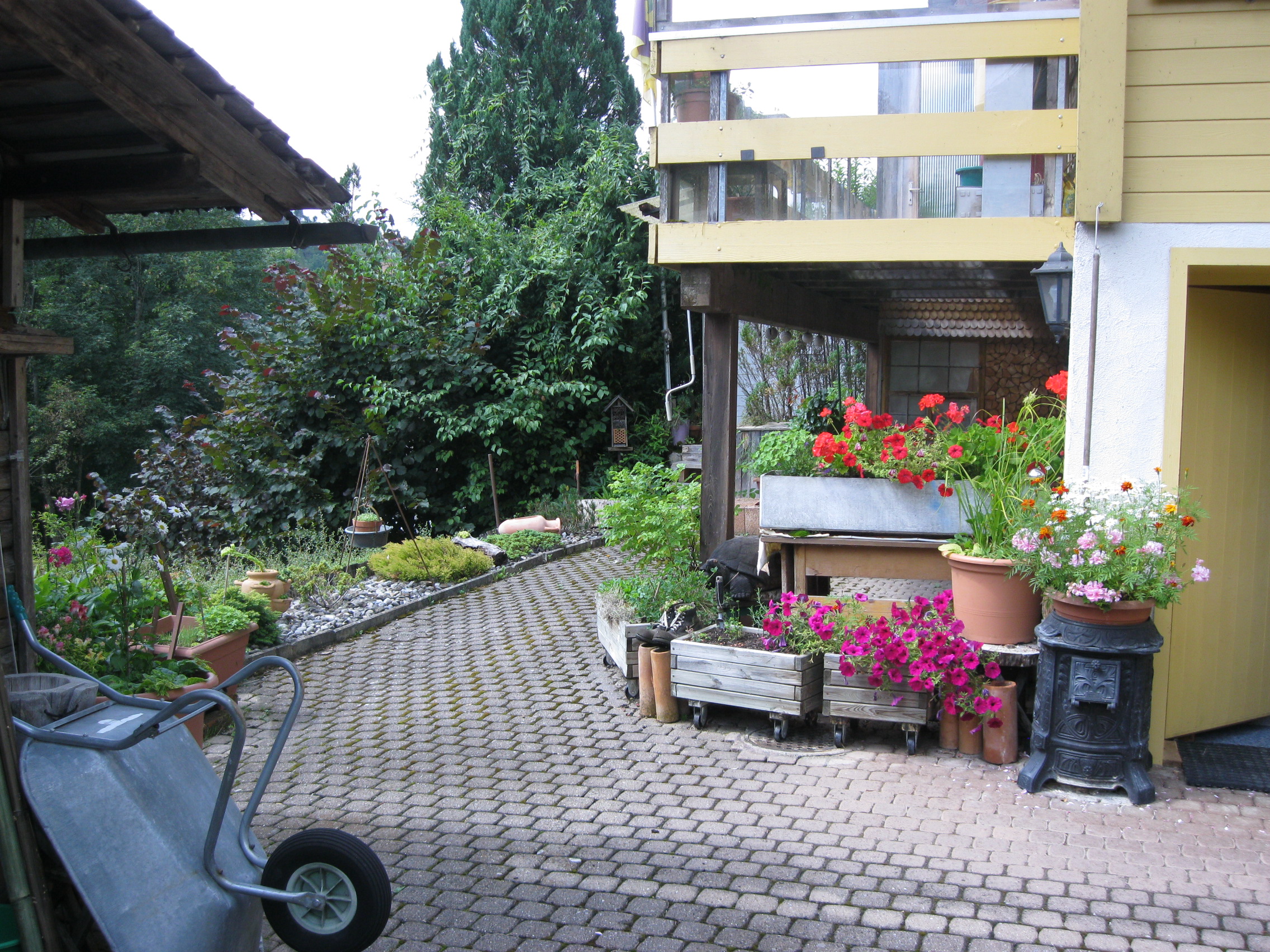 Balkon und Gartensitzplatz gegen Süden. Studioeingang rechts und Gartenhäschen links noch knapp sichtbar.
