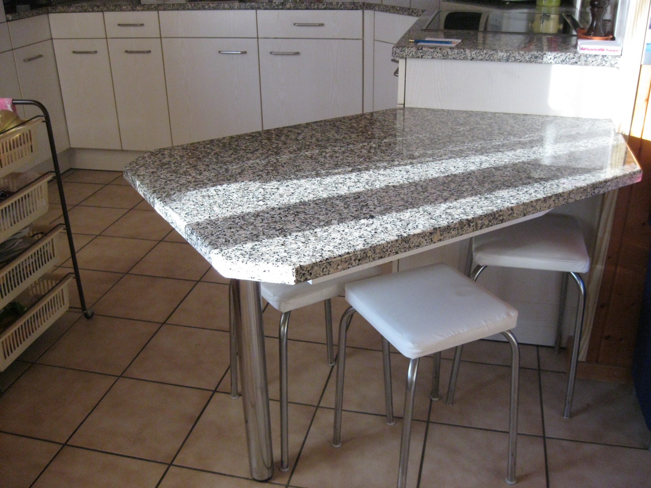 Granitabdeckung, Tisch mit gleicher Abdeckung