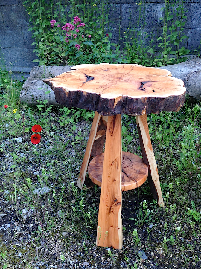 kleiner Tisch aus Eibenholz